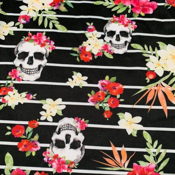 Torrid Tropical Skulls Stretchy Skirt, 4x. - Picture 4 of 9